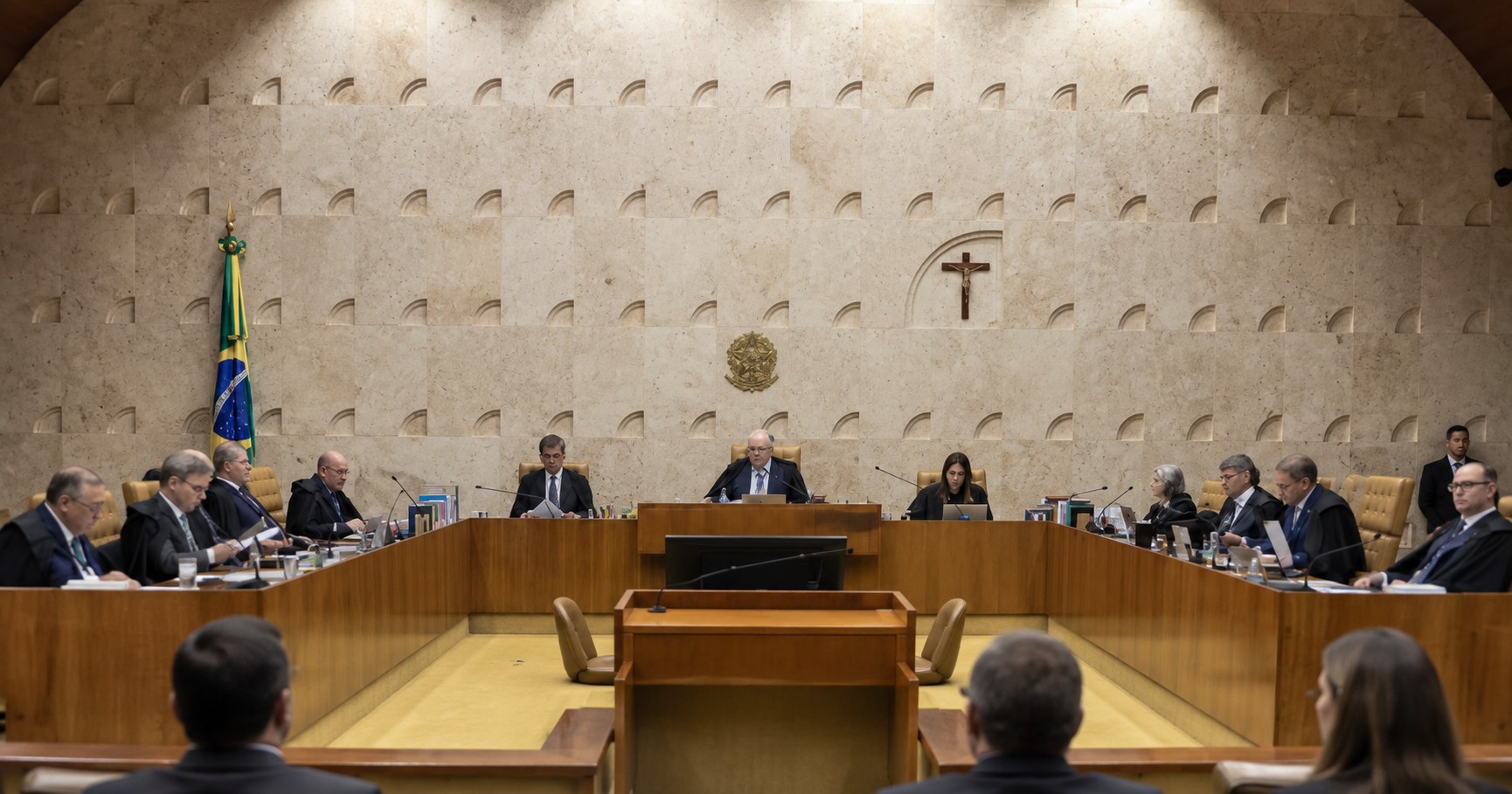 Fotografia do Plenário do STF em destque, enquadramento paisagem próximo de 1024x538px, cores neutras e sóbrias, estilo fotografia jornalística, sem texto sobreposto, sem marca de água, estilo fotografia jornalística