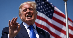 Foto de Donald Trump com a bandeira do Estados unidos ao fundo