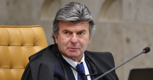 Fux vai relatar no STF ação que pede dados sobre visitas de Vorcaro, Viviane Moraes e Lulinha ao Senado após Alexandre de Moraes se declarar impedido.