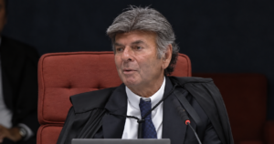 Fux dá dez dias para Alcolumbre explicar registros de acesso ao Senado envolvendo esposa de Moraes, Vorcaro e filho de Lula.