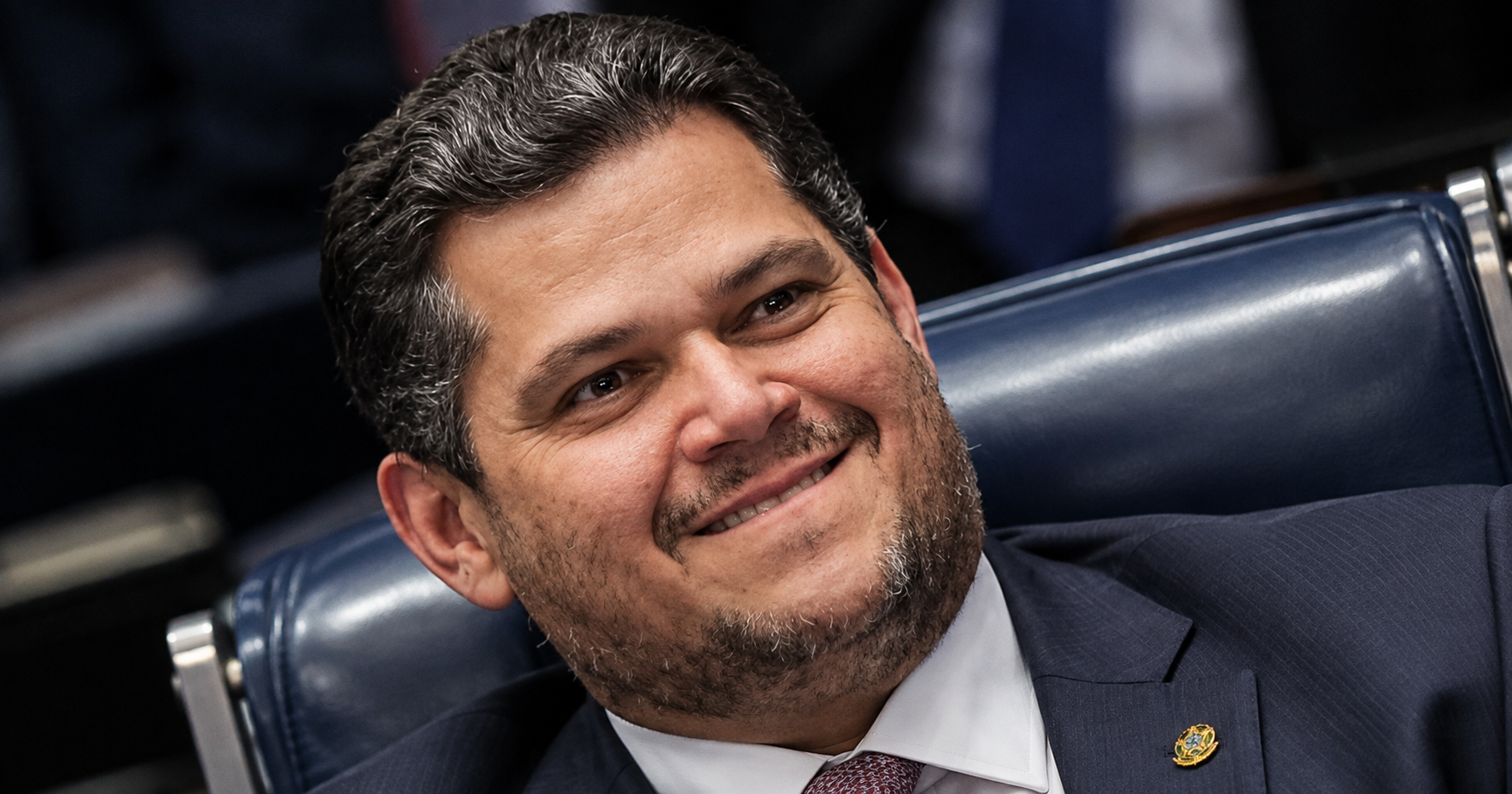 Mensagens no celular de Daniel Vorcaro revelam proximidade entre o banqueiro e Davi Alcolumbre, com festas e trocas afetuosas expostas pela PF.