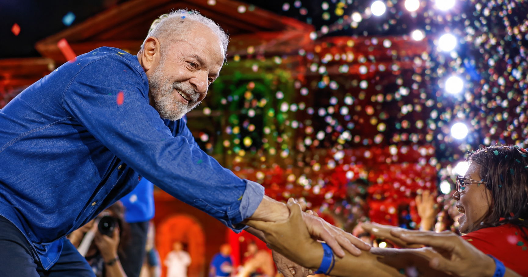 Lula diz que mulheres 'aprendem a tomar toque desde pequenas' em comício no Pará e sanciona Lei do Futebol Feminino às vésperas da eleição.