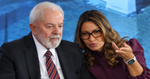 O TSE mandou Lula, Janja, Janones e Lindbergh apagarem posts contra Flávio Bolsonaro. Veja as quatro decisões, os prazos e as multas.