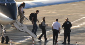 Jatinho particular pousa em aeroporto executivo de Miami, nos Estados Unidos