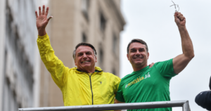 Flávio Bolsonaro entrega ao TSE autorizações para abrir sigilos de Jair, Carlos e Jair Renan e cobra que Lula abra o cartão corporativo.