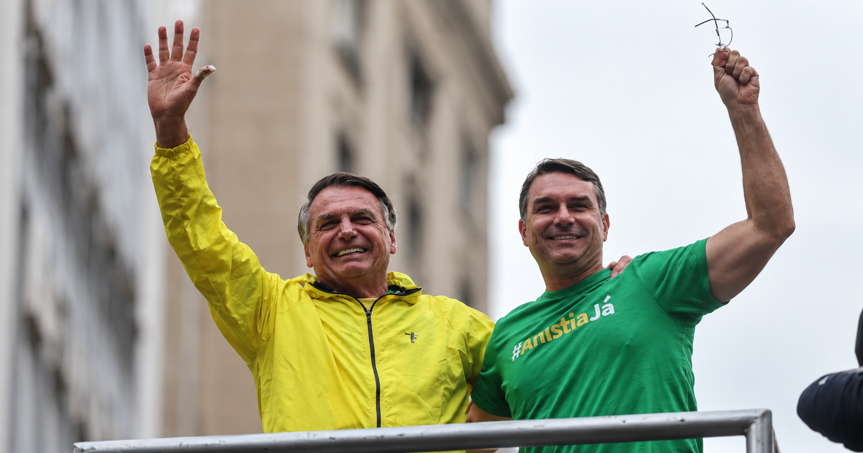 Flávio Bolsonaro entrega ao TSE autorizações para abrir sigilos de Jair, Carlos e Jair Renan e cobra que Lula abra o cartão corporativo.