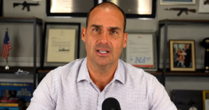 Moraes declara trânsito em julgado e manda emitir mandado de prisão de Eduardo Bolsonaro, condenado a 4 anos e 2 meses por coação no curso do processo.