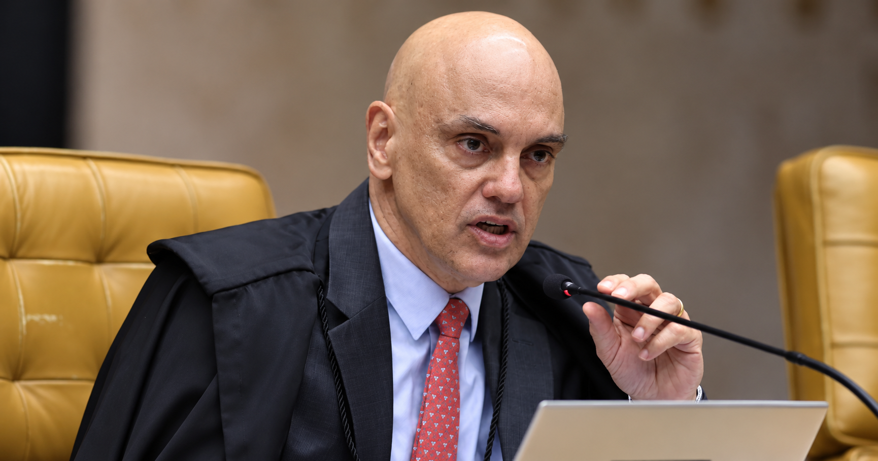 Moraes autoriza Flávio Bolsonaro a retomar as visitas ao pai, mas mantém o veto a fins político-eleitorais e à divulgação de declarações.
