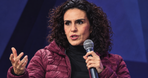 Malu Gaspar durante participação na GloboNews comentando o cancelamento do debate presidencial