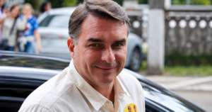 Flávio Bolsonaro resgata vídeo em que Lula defende Alexandre de Moraes e liga o presidente ao STF, enquanto o senador é investigado em inquérito.